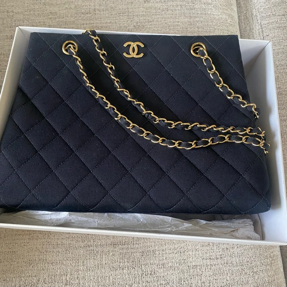 Chanel Black Quilted Women's Bag - Picture 2 of 9